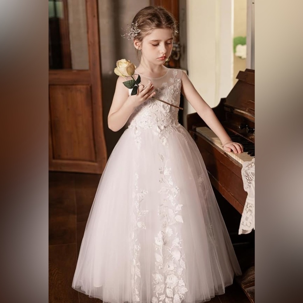 NWOT.Size 8 Communion, Flower girl Ball gown 
Girls Tulle Flower girl ball gown